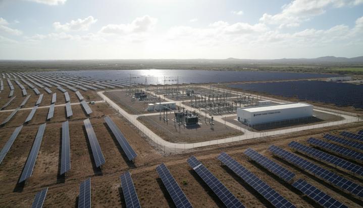 В Пуэрто-Рико ввели в эксплуатацию солнечную ферму Ciro 1 на 90 МВт Крупная солнечная ферма с тысячами панелей и современной электроподстанцией на фоне ясного неба в Пуэрто-Рико.