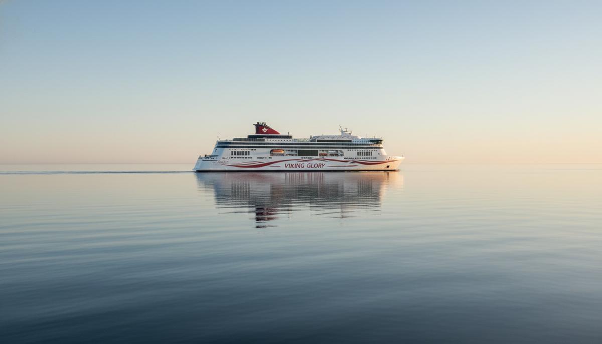 Большой пассажирский паром Viking Line белого и красного цвета плывет по спокойному Балтийскому морю в ясный день.
